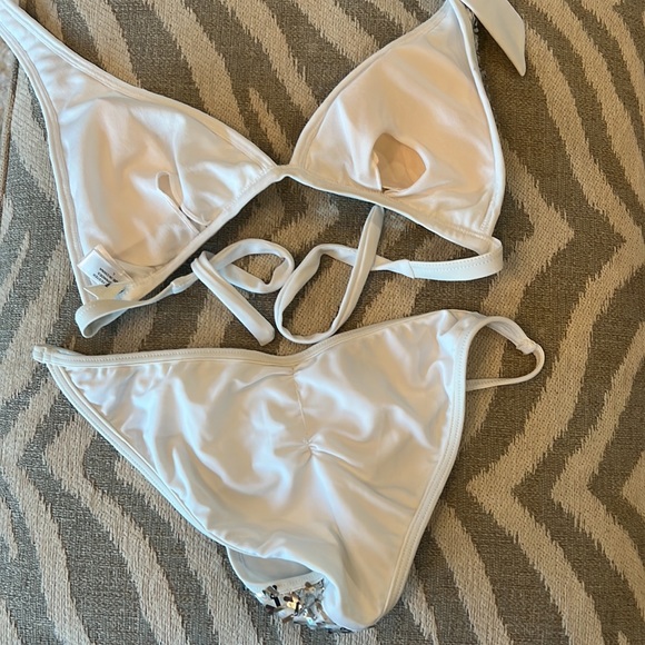 Bikini - Picture 8 of 10